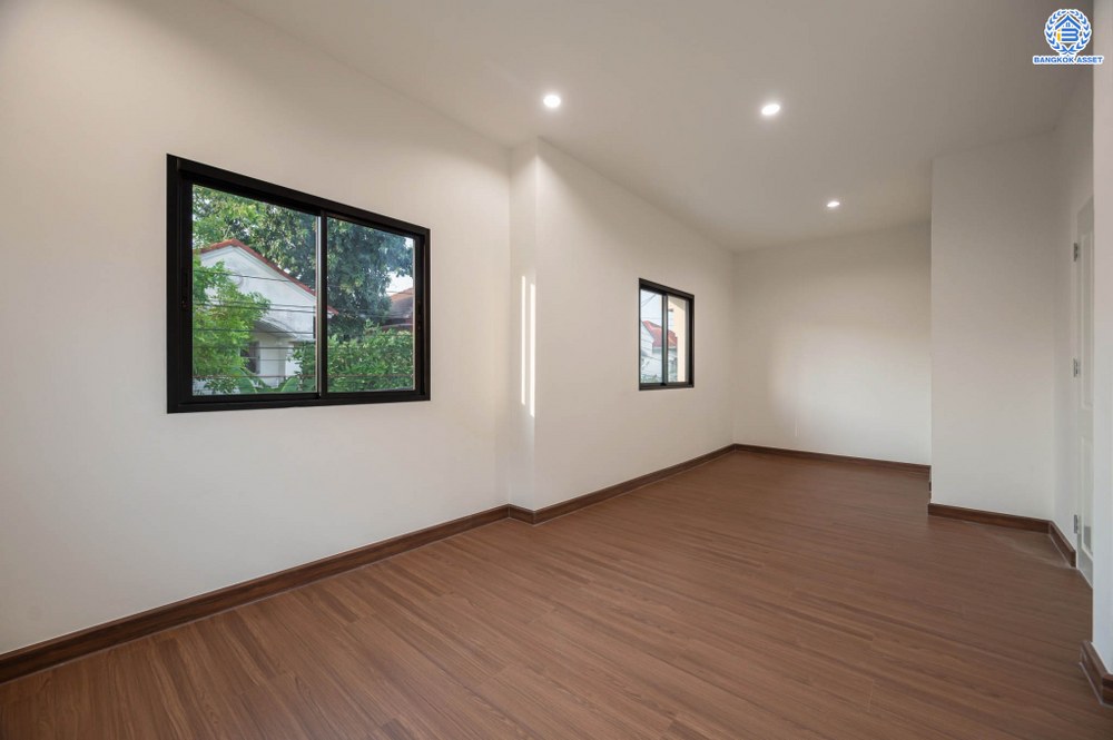 บ้านมือสองตกแต่งใหม่ โครงการ บุรีรมย์ วัดพระเงิน เนื้อที่ 36.3 ตร.ว. ฟังก์ชัน 3 ห้องนอน 2 ห้องน้ำ 1 ที่จอดรถ พื้นที่ใช้สอยกว้างขวาง เดินทางสะดวกสบาย บนทำเลเชื่อมต่อถนนกาญจนาภิเษก ใกล้เซ็นทรัลเวสต์เกต โครงการรถไฟฟ้าสายสีม่วง "สถานีตลาดบางใหญ่" และทางด่วน "ศรีรัช"